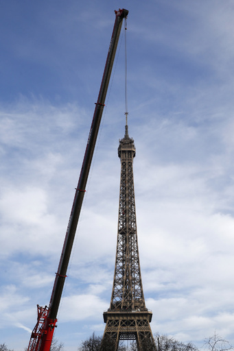 エッフェル塔を吊り上げ？仏パリ