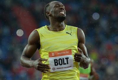 ボルト、雨と寒さに負けず200メートルを制す 