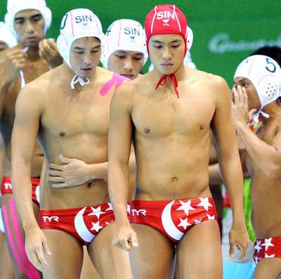 クール？侮辱的？シンガポール水球チームの水着に波紋広がる
