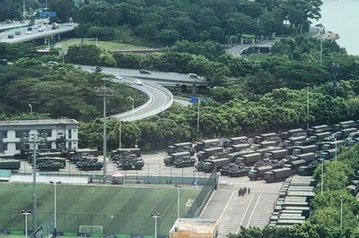 中国治安部隊、香港境界近くでパレード