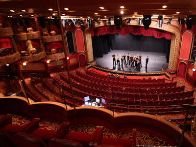 英国舞台監督らの悩みは若手俳優の「小さい声」、ユアン・マクレガーも失格?