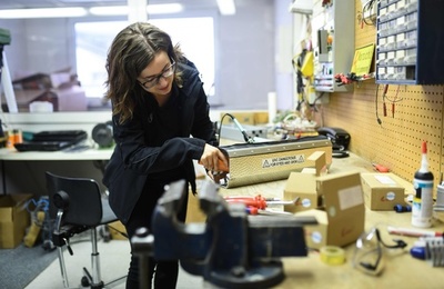 紫外線でエスカレーターの手すり殺菌、独スタートアップ企業に注文殺到