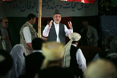 アフガン大統領演説中、付近にロケット弾が着弾