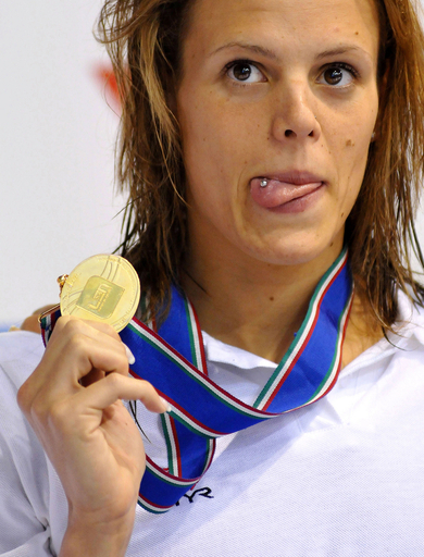 マナドゥ 欧州新記録で女子100メートル背泳ぎ制す