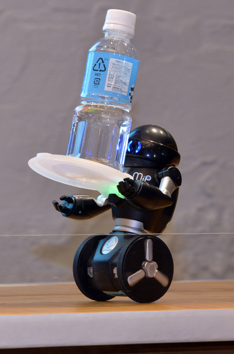 自立二輪走行するロボット「MiP」、タカラトミーが公開