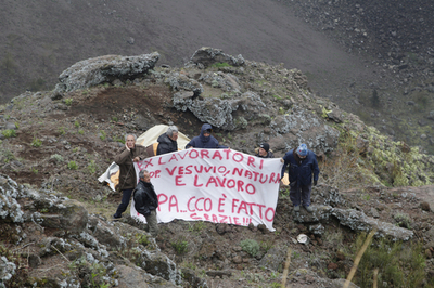 ベズビオ火山の火口で抗議、地元観光団体の閉鎖受け イタリア