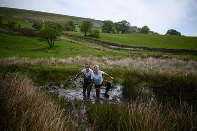 泥んこで野山を駆け抜けろ 英で障害物レース