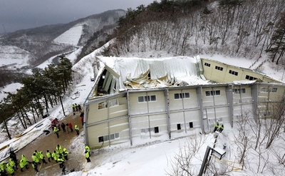 大雪で講堂崩壊、学生ら10人死亡 103人負傷 韓国