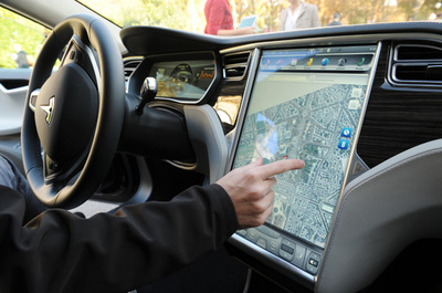 縦列駐車や車線変更もお任せ、米テスラが自動運転ソフト配信開始