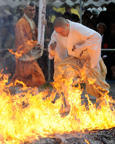 長瀞火祭り、無病息災願い恒例の「火渡り」