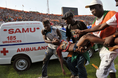 コートジボワール対マラウイ戦で将棋倒し、19人死亡 W杯予選