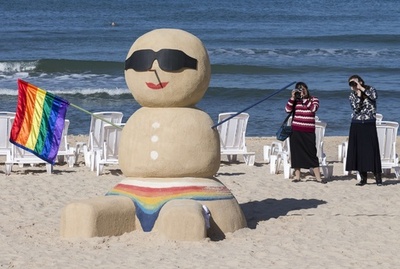イスラエルの浜辺にスノーマン登場