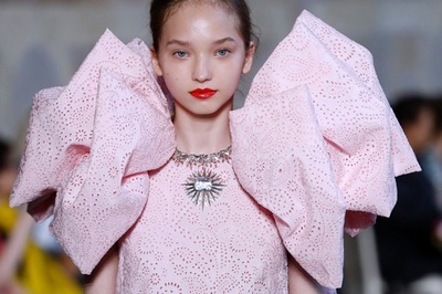 「ジャンバティスタ・ヴァリ」17/18年秋冬パリ・オートクチュール