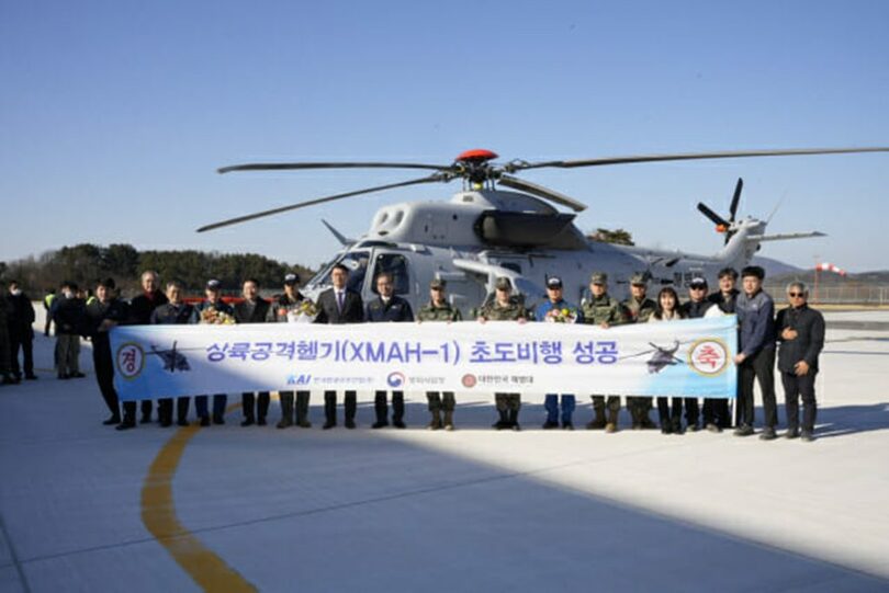 上陸攻撃ヘリ試作機の初飛行を祝う式典で記念写真におさまる関係者=韓国航空宇宙産業(c)KOREA WAVE