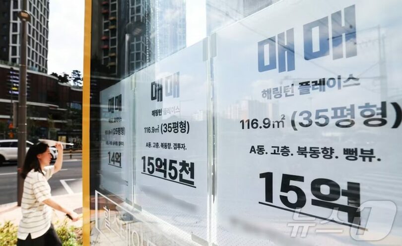 ソウル・東大門区のマンション群近くにある不動産仲介店＝2026年7月30日(c)news1