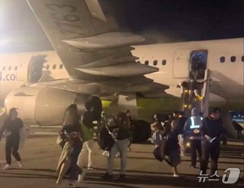 28日、エアプサン機から脱出する乗客・乗員＝読者提供(c)news1