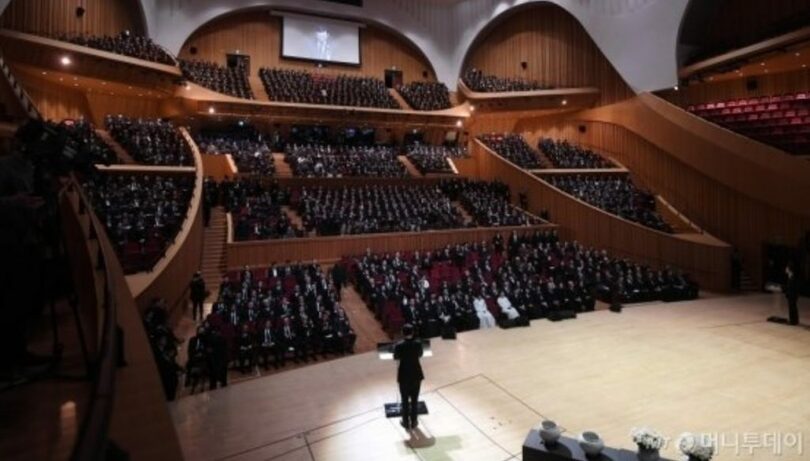 2020年1月22日、ロッテワールドコンサートホールで開かれた故シン・ギョクホ名誉会長の告別式であいさつするシン・ドンビン会長(c)MONEYTODAY