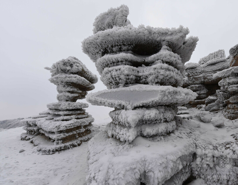自然の造形美と氷雪が奏でる風景　貴州省・紅石林景観区