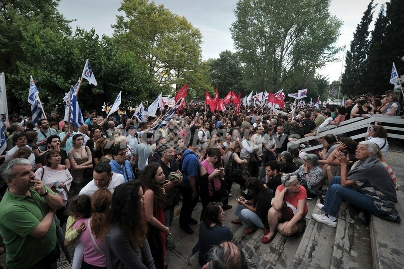 国営放送閉鎖のギリシャ、市民が怒りのデモ ゼネスト計画も