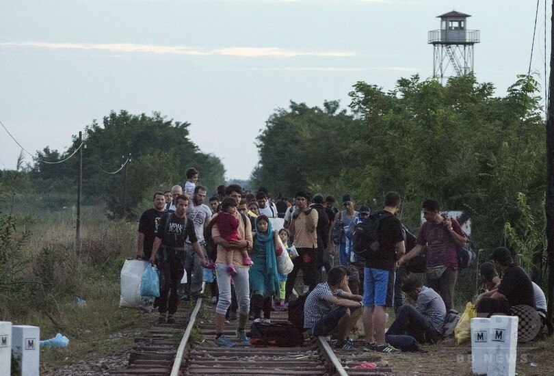 独仏首脳、欧州難民危機で団結呼び掛け