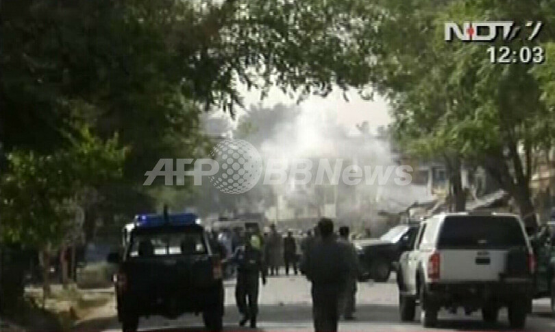 アフガン印大使館で自爆攻撃、40人以上死亡