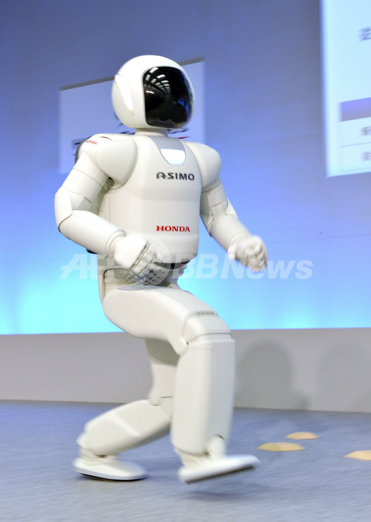 走る、跳ねる、お茶も注ぐ！新型「ASIMO」
