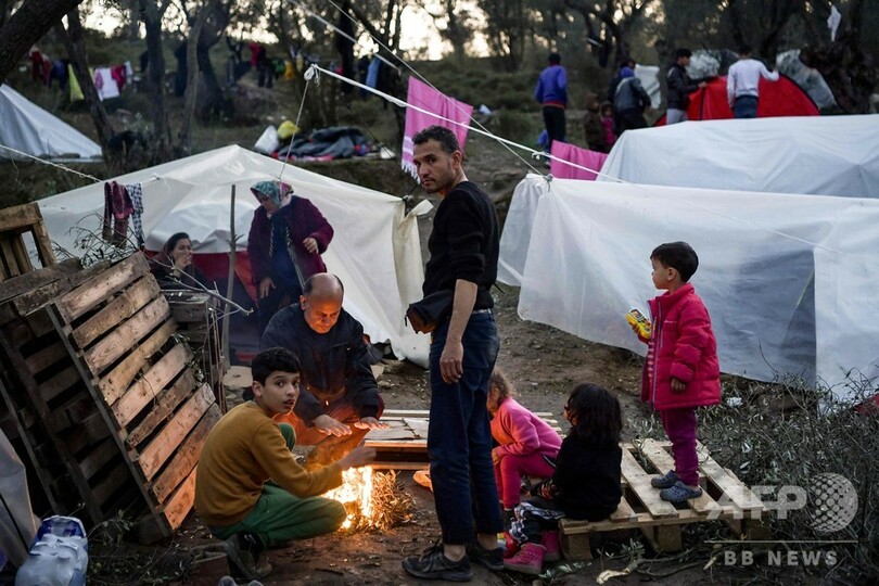 寒さと雨に凍える難民 スラム街と化したキャンプ ギリシャ