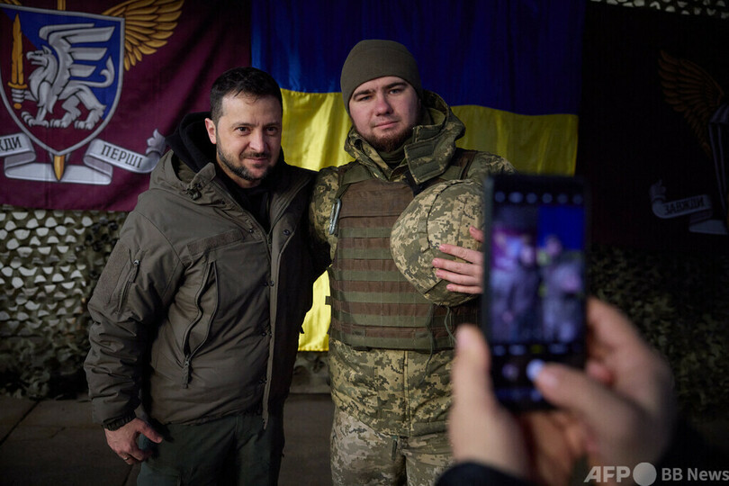 ゼレンスキー氏、東部前線スラビャンスクを訪問