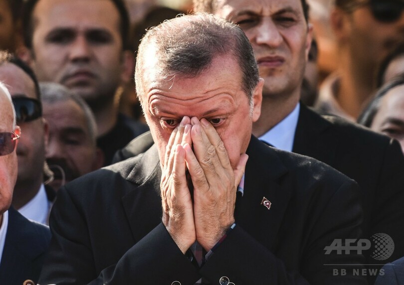 トルコ大統領が涙の弔辞 クーデターで死亡の旧友葬儀で
