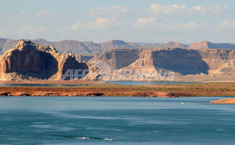巨大な人造湖パウエル湖、米アリゾナ