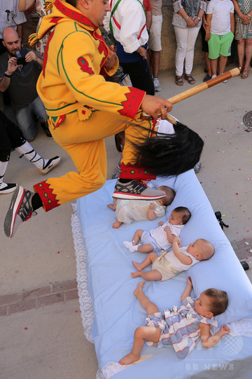 赤ちゃんの上をジャンプ スペインの伝統行事 エル コラチョ 写真16枚 国際ニュース Afpbb News