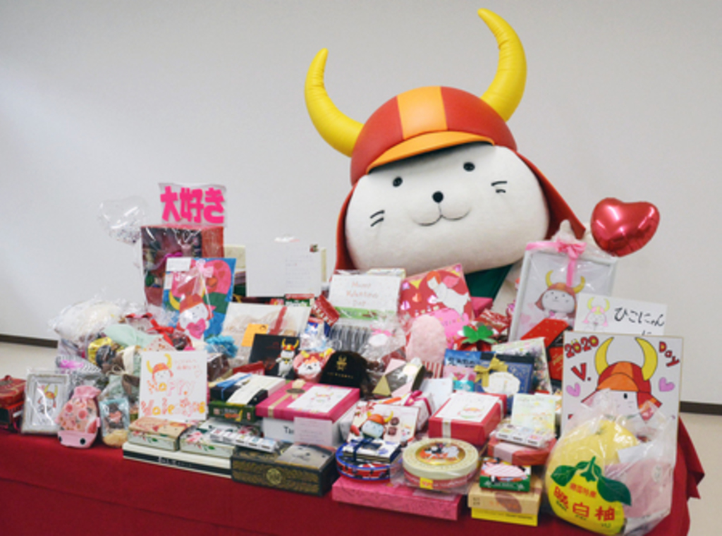 ひこにゃんにバレンタインのチョコなど179個届く 食べきれないチョコはフードバンクひこねに初の寄付 ひこにゃんにバレンタインのチョコなど179個届く 食べきれないチョコはフードバンクひこねに初の寄付