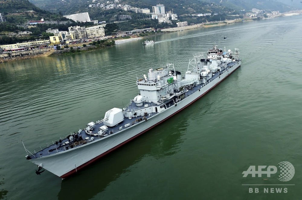 中国海軍の退役軍艦「珠海」、長江の三峡を航行