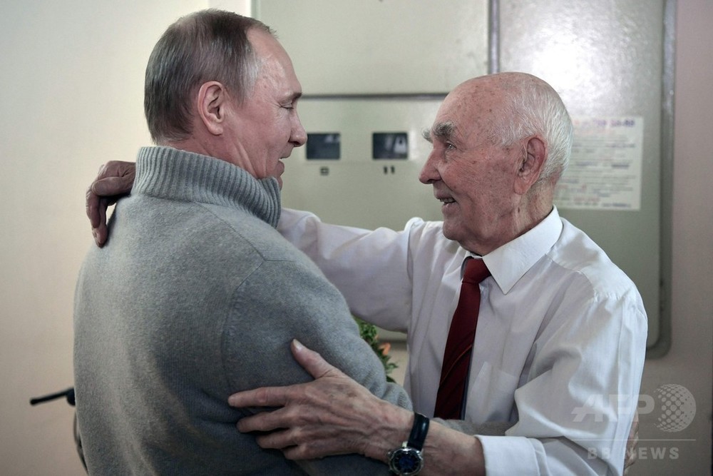 プーチン大統領、KGB時代の上司と再会 90歳の誕生日を祝す 写真3枚