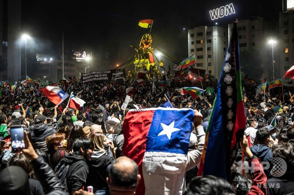 チリ新憲法制定へ、国民投票で「賛成」圧倒的多数