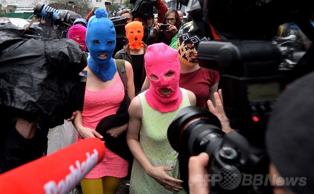 プッシー・ライオットの2人に「治安部隊がむちで暴行」 写真1枚 国際ニュース:AFPBB News