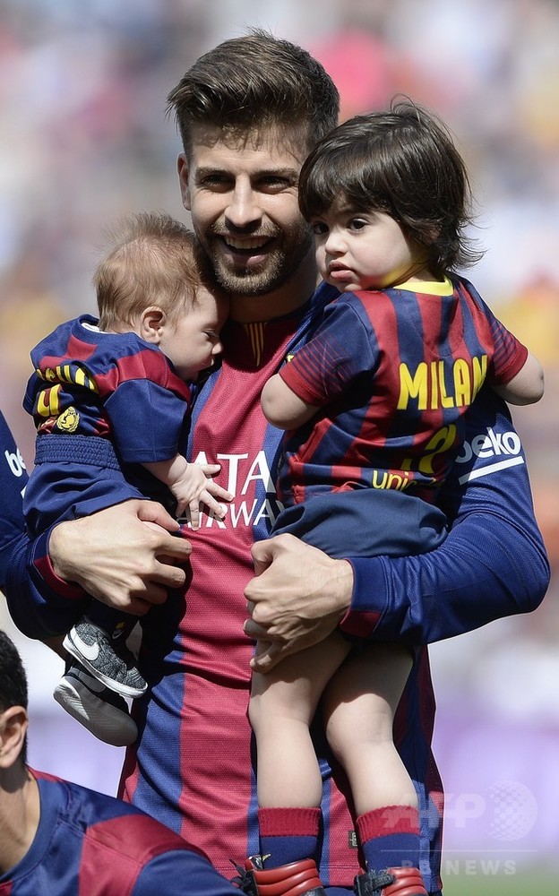 バルセロナのピケ、子どもを抱えてピッチに登場 写真8枚 国際ニュース