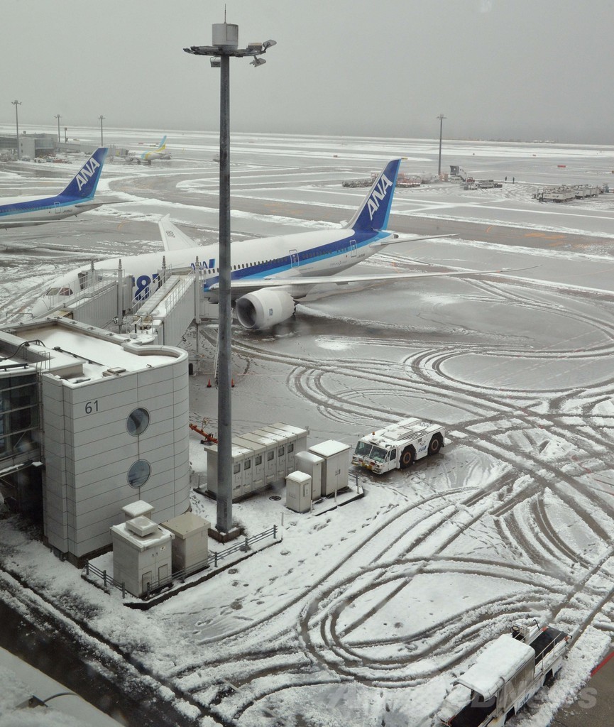 日本の広い範囲で大雪、交通乱れ事故相次ぐ