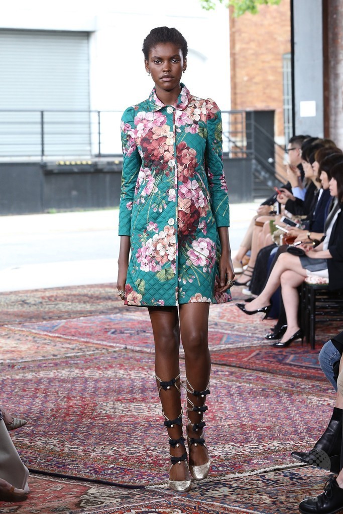 エキセントリックなパターンをレトロに、「グッチ」16年クルーズ