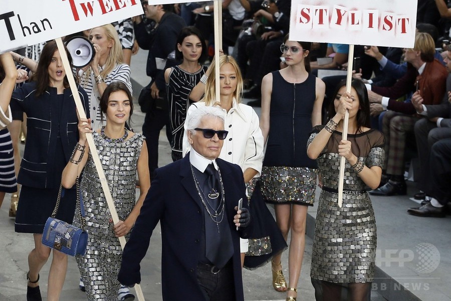 「戦争ではなくファッションを創ろう！」モデルらがデモ行進、「シャネル」15年春夏