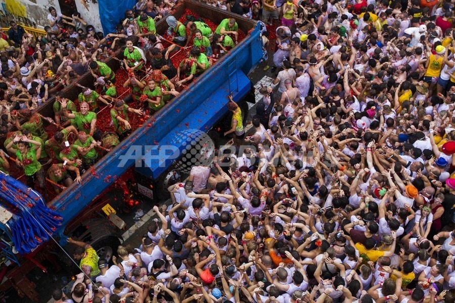 人も道路も真っ赤、スペイン恒例のトマト祭りに2万人