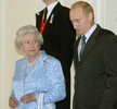 英バッキンガム宮殿でロシアのウラジーミル・プーチン大統領と面会したエリザベス女王（2003年6月27日撮影、資料写真）。(c)IVAN SEKRETAREV / POOL / AFP