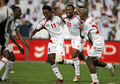 写真は、決勝ゴールを決めてチームメイトの%%Salem Farag%%（右）や%%Faisal Mubarak%%に祝福を受けるマタル（中）。(c)AFP/RABIH MOGHRABI