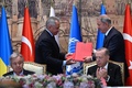 トルコ・イスタンブールで、ウクライナの港からの安全な穀物輸出に関する合意文書の署名式に参加した国連のアントニオ・グテレス事務総長（左手前）、ロシアのセルゲイ・ショイグ国防相（左奥）、トルコのフルシ・アカル国防相（右奥）とレジェプ・タイップ・エルドアン大統領（右手前、2022年7月22日撮影）。(c)OZAN KOSE / AFP