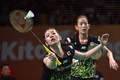 バドミントン、アジア団体選手権、女子準々決勝、日本対中国。試合に臨む松山奈未（右）/志田千陽組（2024年2月16日撮影）。(c)Mohd RASFAN / AFP