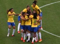 リオデジャネイロ五輪、サッカー女子1次リーグE組、ブラジル対中国。モニカが決めた先制点を喜び合うブラジルの選手（2016年8月3日撮影）。(c)AFP/VANDERLEI ALMEIDA