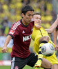 ボルシア・ドルトムント（Borussia Dortmund）のケヴィン・グロスクロイツ（Kevin Grosskreutz、右）とボールを競るニュルンベルクの長谷部誠（Makoto Hasebe、2013年9月21日撮影）。(c)AFP/GUENTER SCHIFFMANN