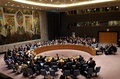 米ニューヨークの国連本部で開かれた国連安保理の会合でイラン核開発をめぐる決議の採決を行う各国の代表ら（2015年7月20日撮影）。(c)AFP/JEWEL SAMAD