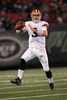 パスコースを探すブラウンズのQBデレック・アンダーソン（%%Derek Anderson%%）。(c)AFP/Getty Images Chris Trotman