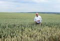 ドイツ東部ザクセン・アンハルト（Saxony-Anhalt）州デレンブルク（Derenburg）の農場で「精密農業」を実践するクラウス・ミュンホフ（Klaus Muenchhoff）さん（2013年7月3日撮影）。(c)AFP/BENOIT TOUSSAINT
